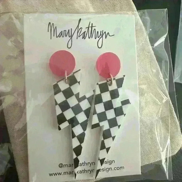 90’s Fashion Earrings - Picture 1 of 3
